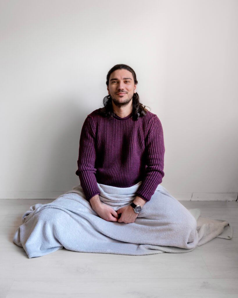 Dino Hržić, Zagreb, mindfulness mentor u sjedećoj meditacijskoj pozi