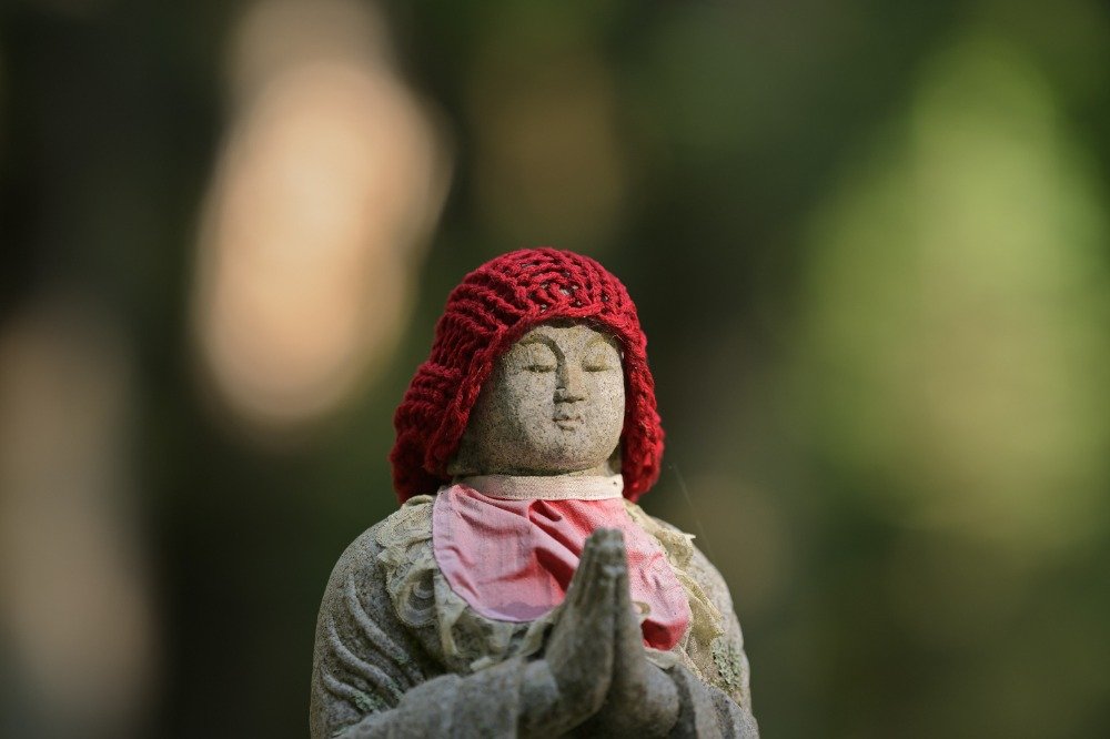 Statueta u meditaciji u prirodi, simbol mindfulness prakse Zagreb